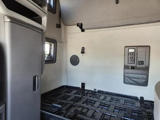 2019 VOLVO VNL64T760