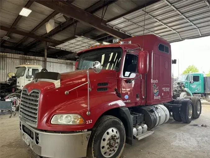 2011 MACK PINNACLE CXU613