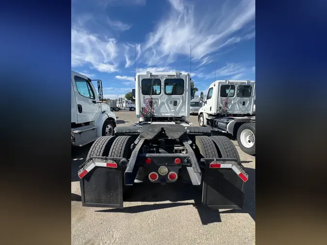 2015 FREIGHTLINER/MERCEDES CASCADIA 113