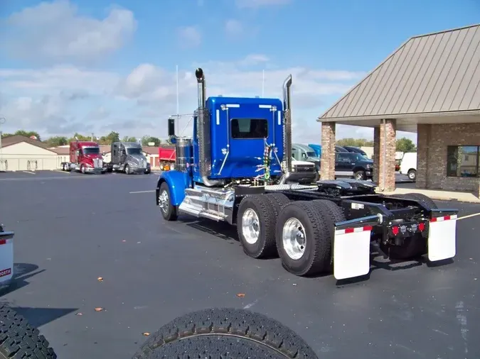 2025 Kenworth W900L