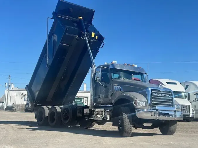 2021 MACK GU713