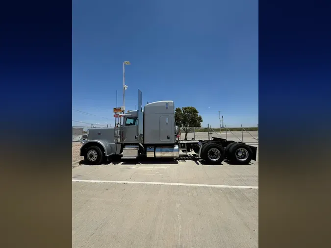 2022 Peterbilt 389