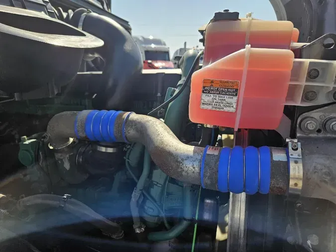 2022 VOLVO VNL64T740