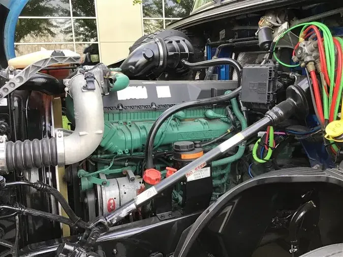 2020 VOLVO VNL860
