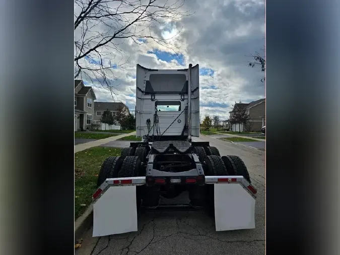 2020 VOLVO VNR64T300