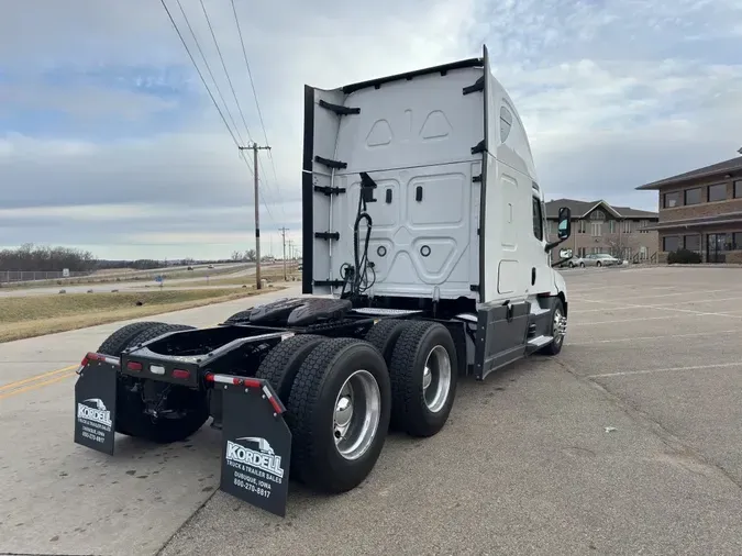 2022 FREIGHTLINER Cascadia 126