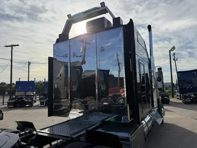 2023 Kenworth W900