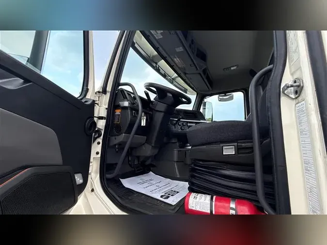 2020 VOLVO VNL300