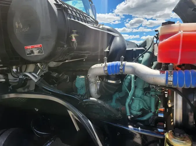 2024 VOLVO VNL64T860