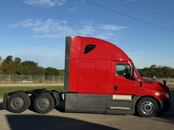 2021 FREIGHTLINER Cascadia 126