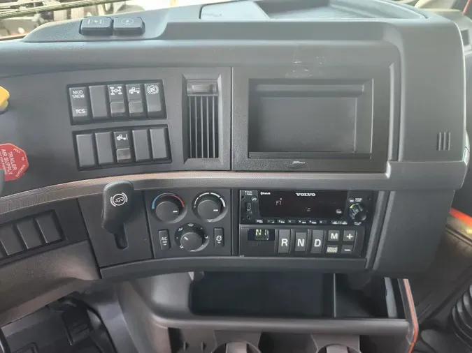 2025 VOLVO VNL64T860