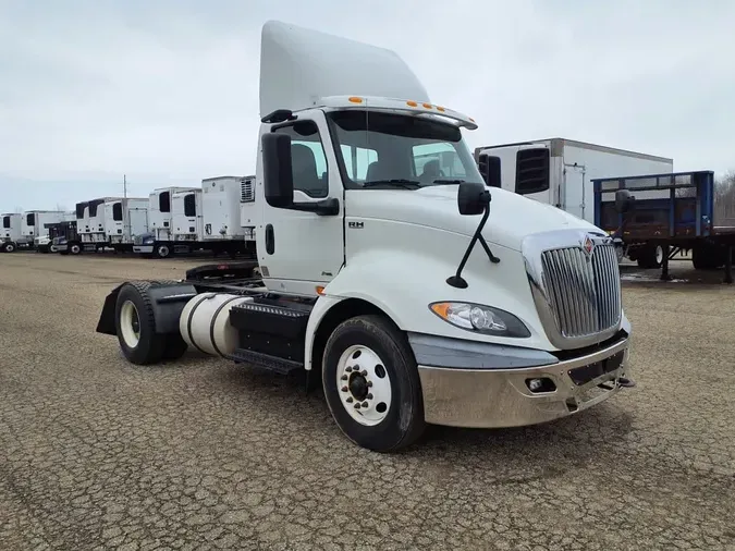 2019 NAVISTAR INTERNATIONAL RH613 DAYCAB S/A