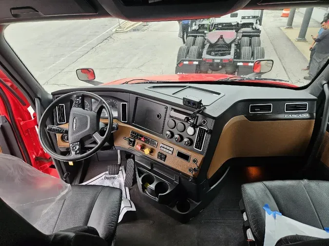 2020 FREIGHTLINER Cascadia 126