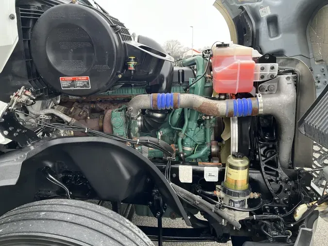 2020 VOLVO VNL64T760