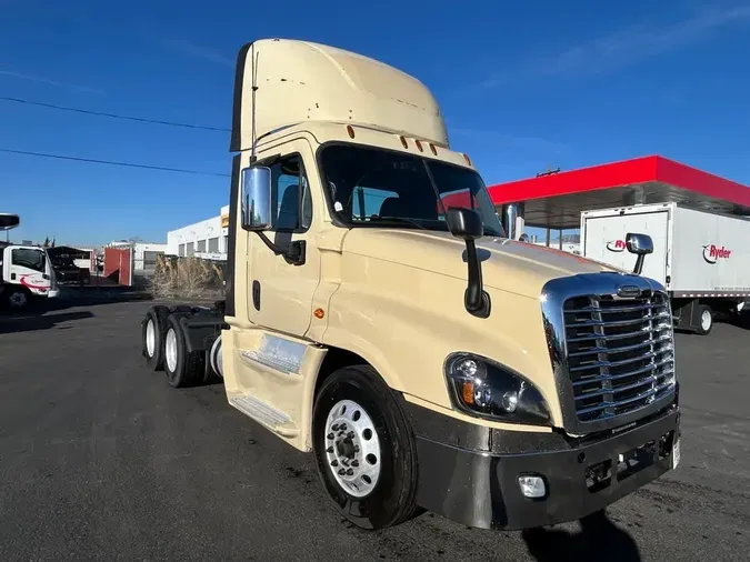 2016 FREIGHTLINER/MERCEDES CASCADIA 125