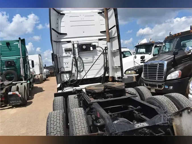 2016 VOLVO VNL64T670