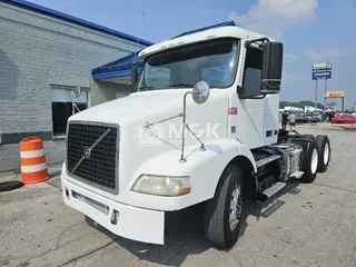 2011 VOLVO VNM64T300