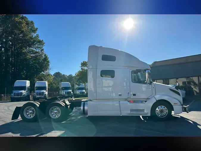 2020 VOLVO VNL64T760