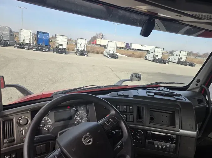 2022 VOLVO VNR64T300