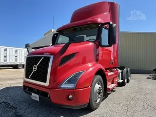 2020 VOLVO VNR64T300