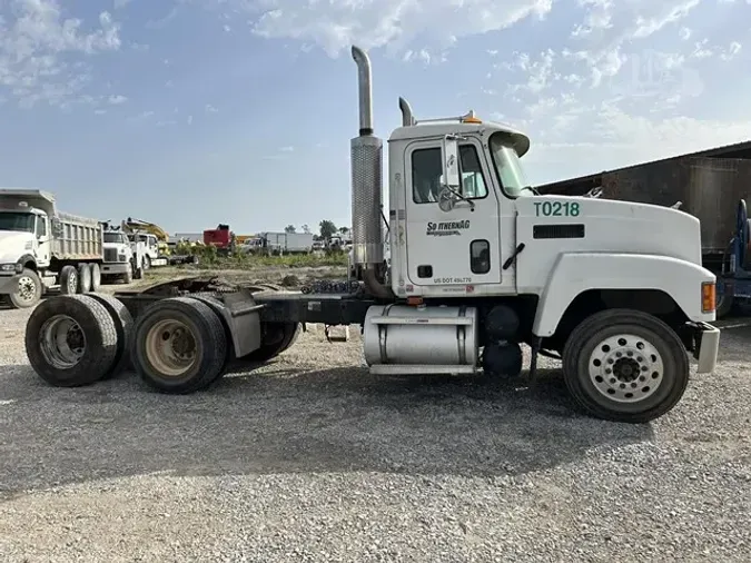 2002 MACK CH613