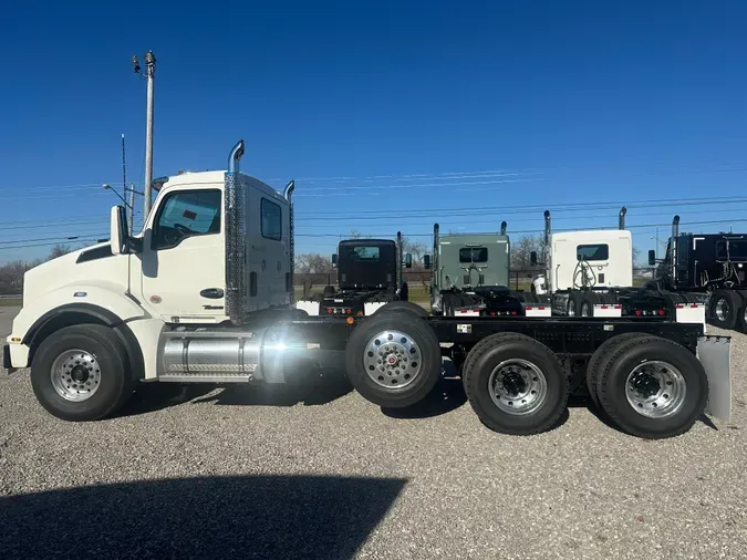 2025 Kenworth T880