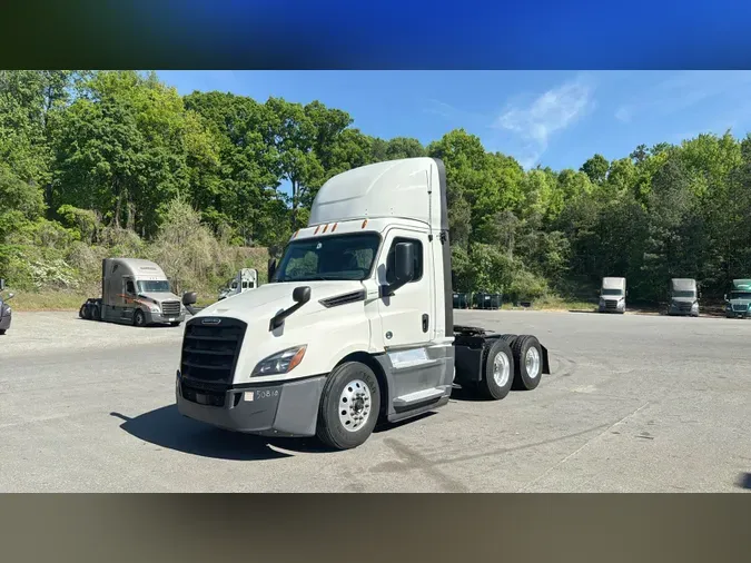 2020 Freightliner Cascadia 126