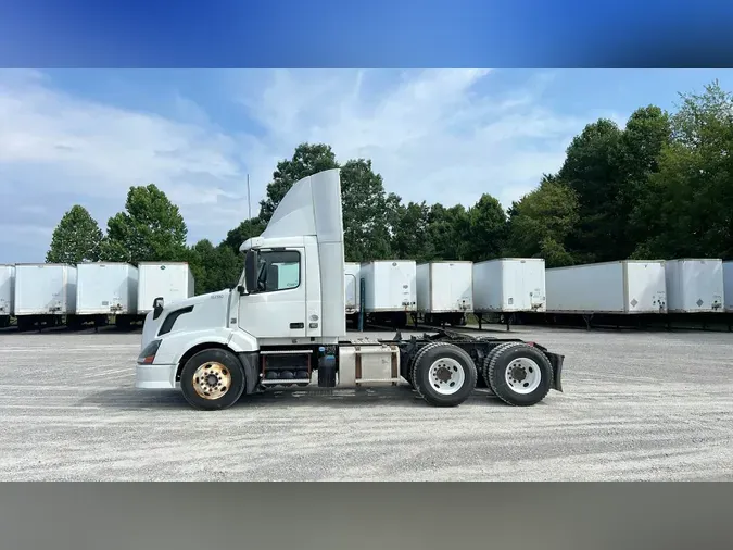 2015 Volvo VNL300