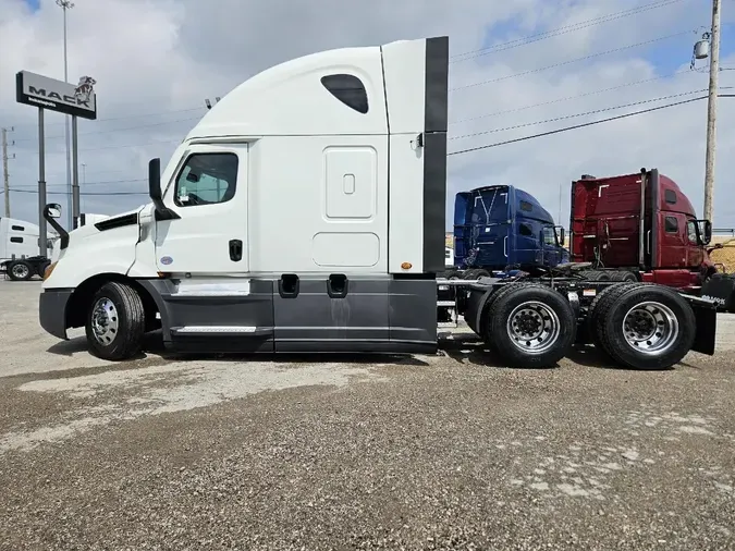 2021 FREIGHTLINER CASCADIA CA126