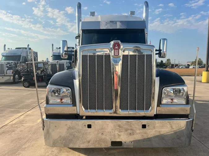 2023 Kenworth W990