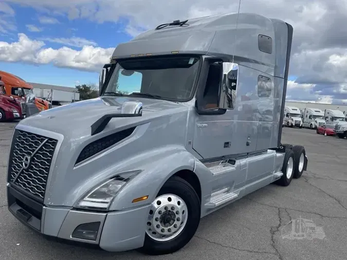 2022 VOLVO VNL64T760