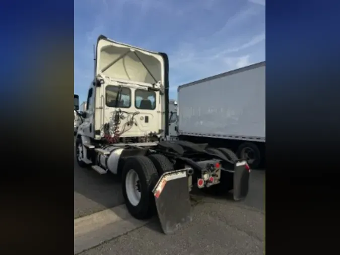 2017 FREIGHTLINER/MERCEDES CASCADIA 113