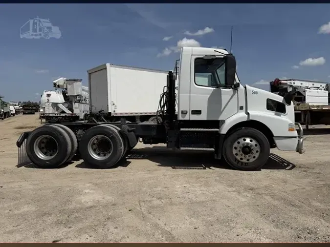2018 VOLVO VNM64T200