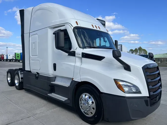 2020 Freightliner Cascadia 126