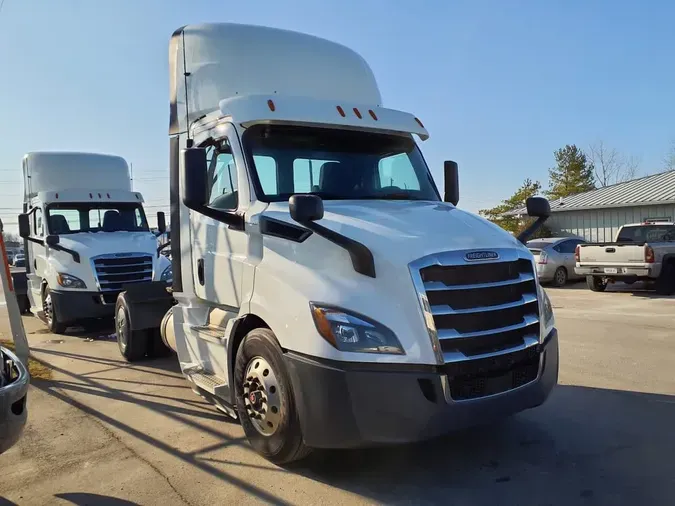 2020 FREIGHTLINER/MERCEDES NEW CASCADIA 116f92e9b931e3537a6d2cb2f7310ef4a13