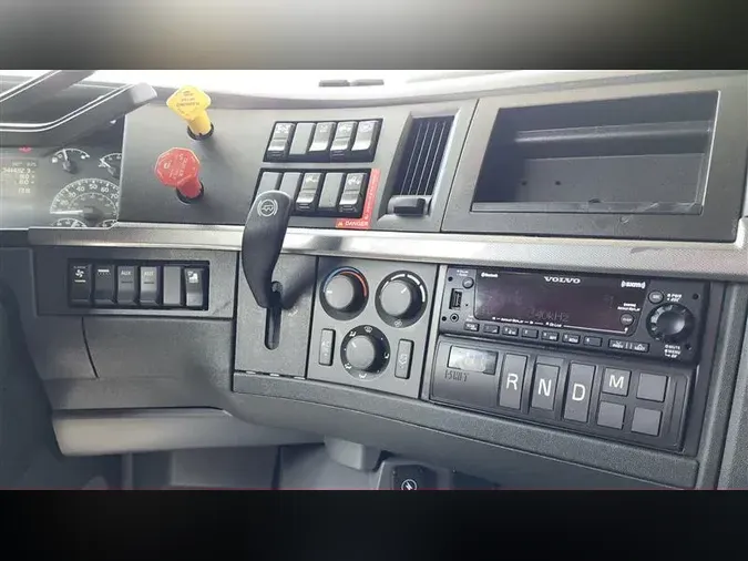 2022 VOLVO VNL760