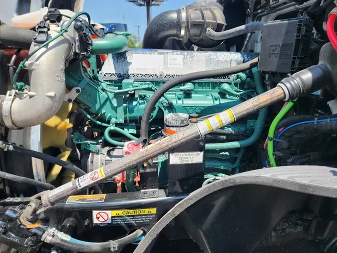 2023 VOLVO VNL64T860
