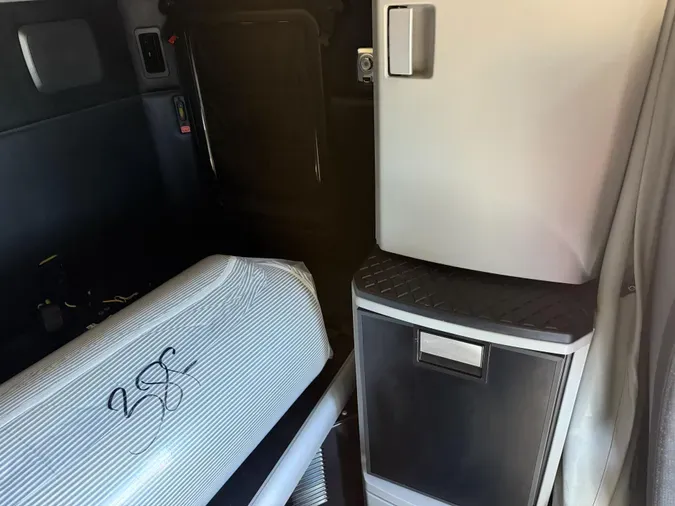 2024 Kenworth T680f958e8e867a516bbaca6702533b9fb7a