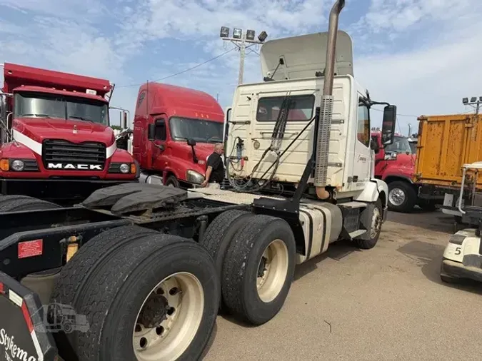 2015 VOLVO VNL64T300