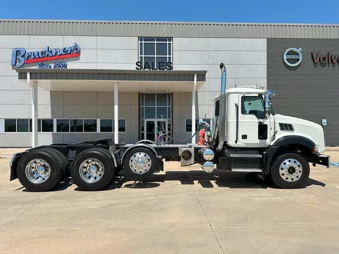 2020 MACK GR64BT