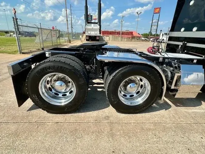 2023 Peterbilt 389