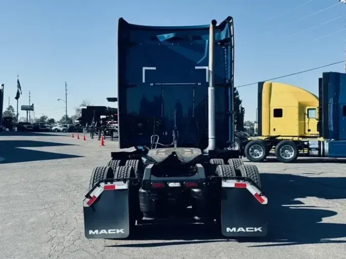 2022 MACK AN64T70