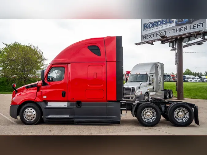 2021 FREIGHTLINER Cascadia 126