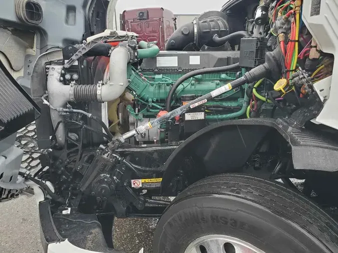 2019 VOLVO VNL760