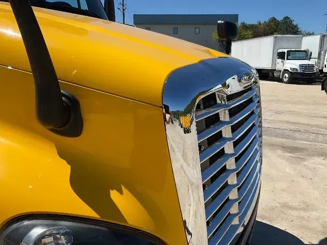 2018 Freightliner X12564ST