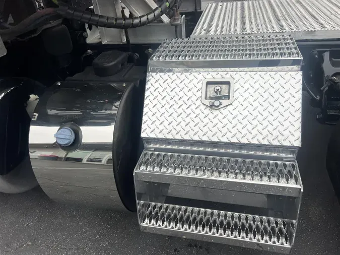 2023 Peterbilt 389