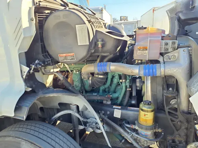 2019 VOLVO VNR42T 300