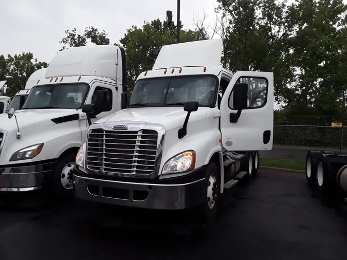 2019 FREIGHTLINER CASCADIA 125f9b6afe0d151527cd9327186efb012a1