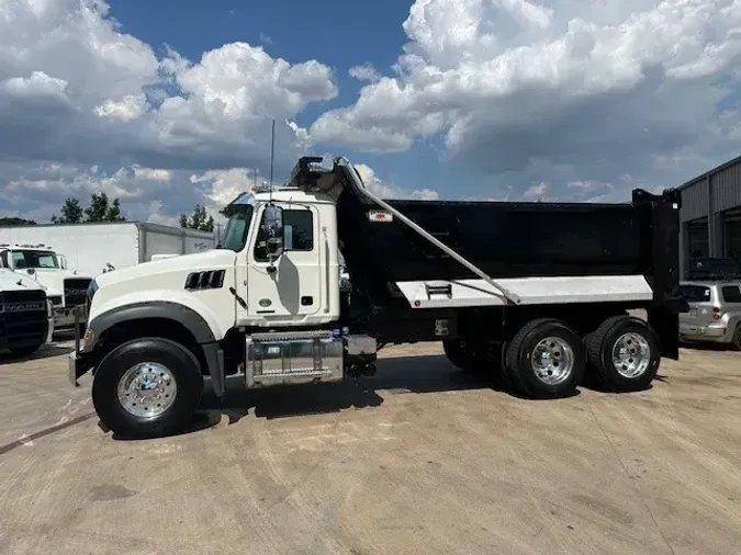 2022 MACK GR64F