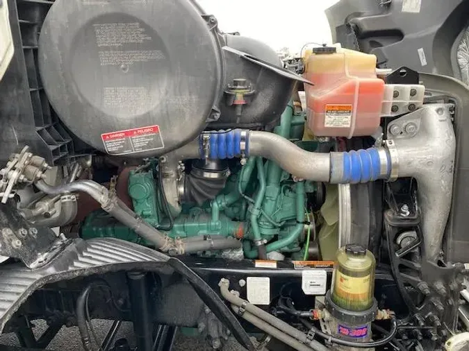 2023 Volvo VNR64T400